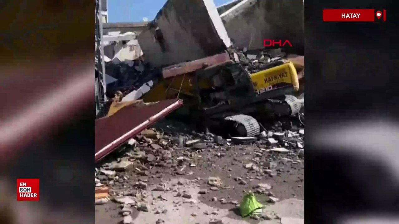 Hatay'da yıkım sırasında 7 katlı bina, iş makinesinin üzerine devrildi