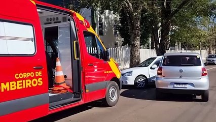 Bombeiros atendem vítima de colisão entre Clio e Fox no Bairro Santo Onofre
