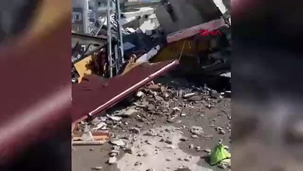 Yıkım faciası! 7 katlı bina iş makinesinin üzerine devrildi