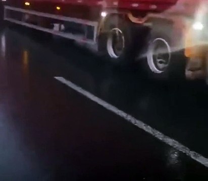 Crolla un ponte in Cina, camion resta bloccato