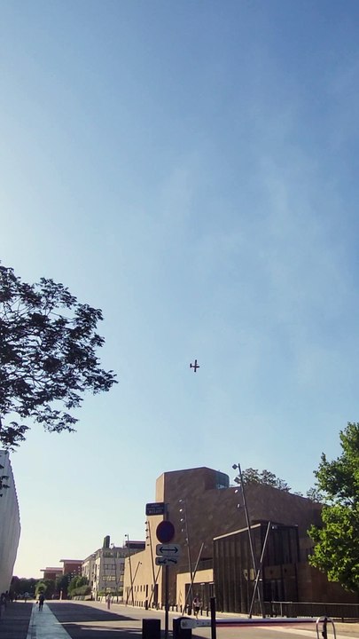 Des avions bombardiers d'eau dans le ciel d'Aix en Provence