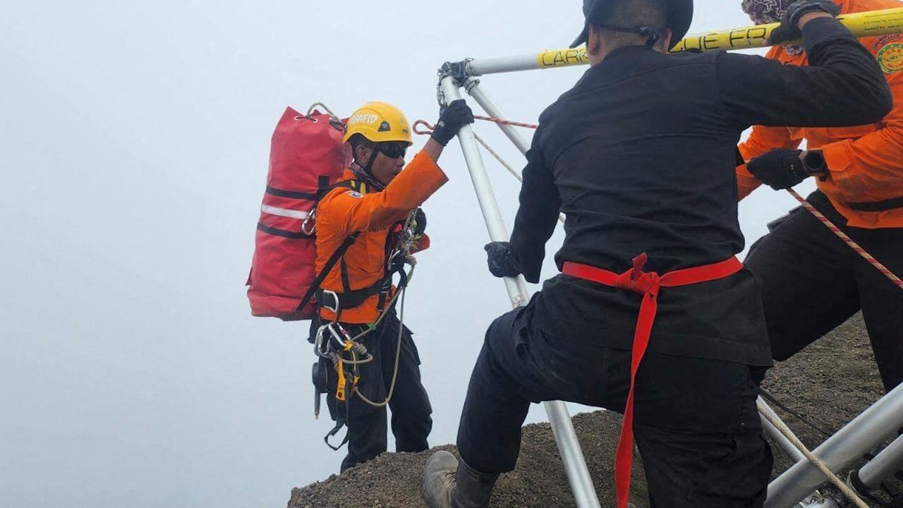 Une touriste brésilienne meurt trois jours après une chute sur un volcan en Indonésie