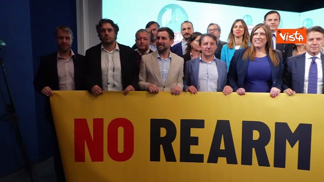 No rearm, no war , lo striscione del M5s con Conte all'Aja per protestare contro il piano Ue