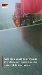 Las intensas lluvias e inundaciones en China provocaron el colapso de un puente, dejando a un camión colgando peligros@mente en el aire. El conductor permanecía en la cabina al momento del incidente.
