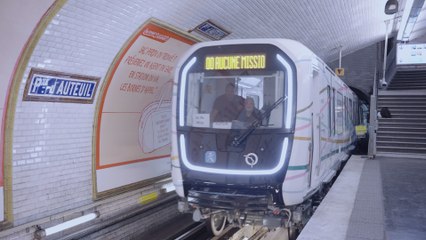 À bord de la future rame de la ligne 10, en pleine phase de test la nuit