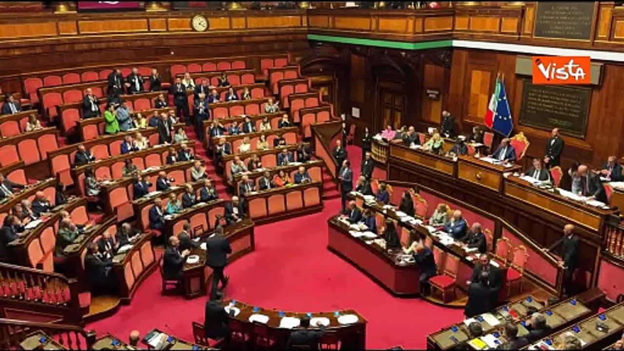 Standing ovation di FdI per la premier Meloni dopo l'intervento di Malan in Senato