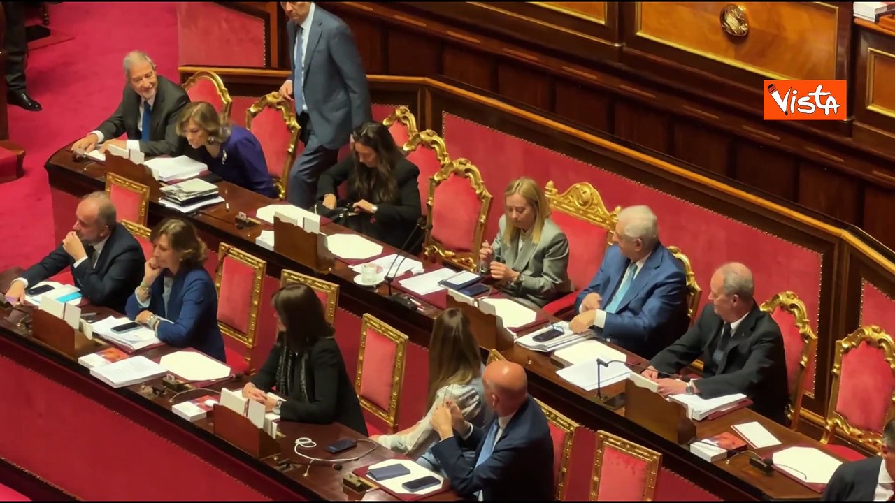 Applauso per Meloni che lascia Senato dopo discussione su Consiglio Ue. Lei saluta con la mano