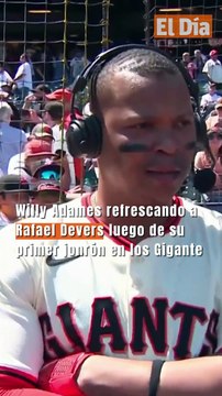 Willy Adames refrescando a Rafael Devers luego de su primer jonrón en los Gigante