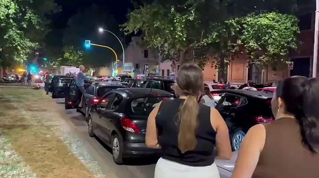 Firenze, traffico bloccato in piazza Beccaria per i fuochi di San Giovanni