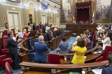 ¡No es un trapo colorinchi!": el consejero de Educación de Canarias planta cara a Vox por la bandera LGTBI