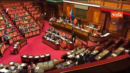 Meloni in Aula al Senato legge un biglietto, poi lo piega in due