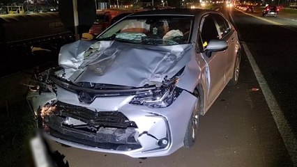 Corolla se envolve em forte batida na BR-277 e airbags são acionados