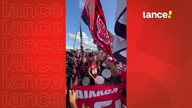 Torcedores do Flamengo fazem a festa no pré-jogo contra o LAFC