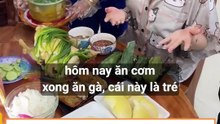 Em gái Ngân 98 ngồi ăn nhưng liên tục sai vặt mẹ