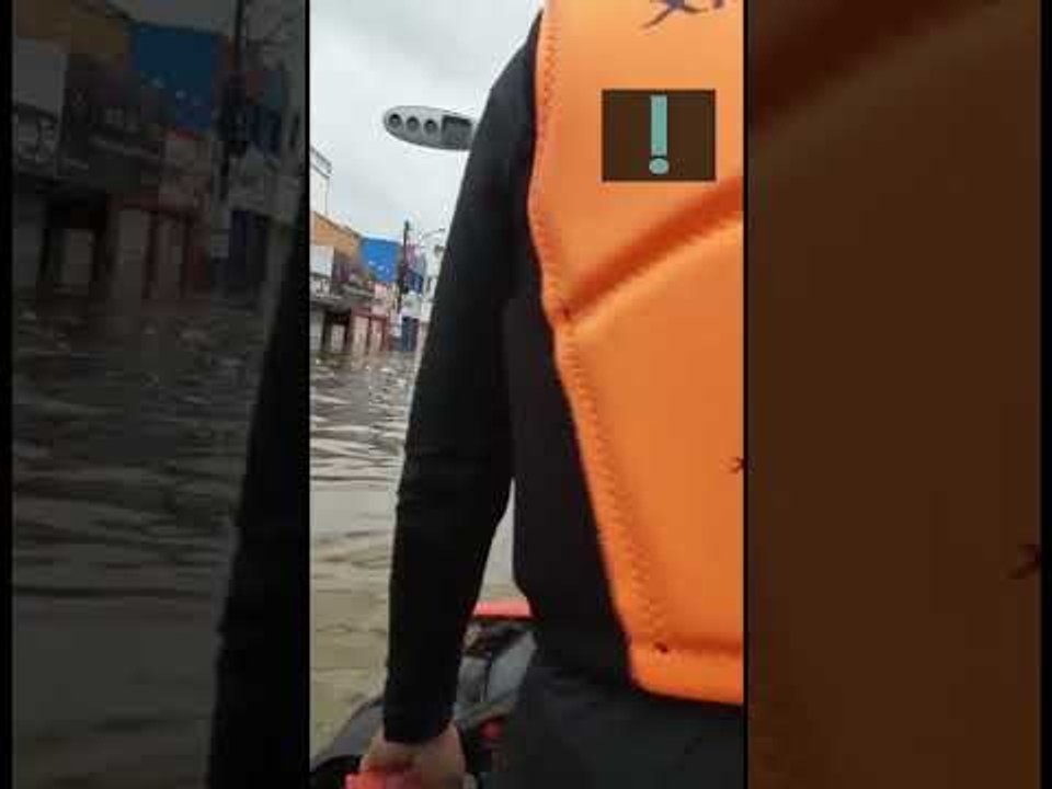 Homem circula de jet-ski pelas ruas de Jequié, na Bahia, durante enchente #shorts