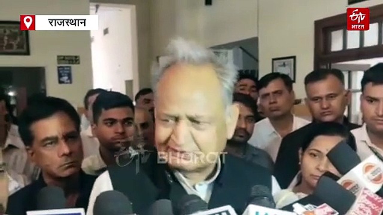गहलोत बोले- सीएम भजनलाल को हटाने का चल रहा षड्यंत्र, वो समझ नहीं पा रहे