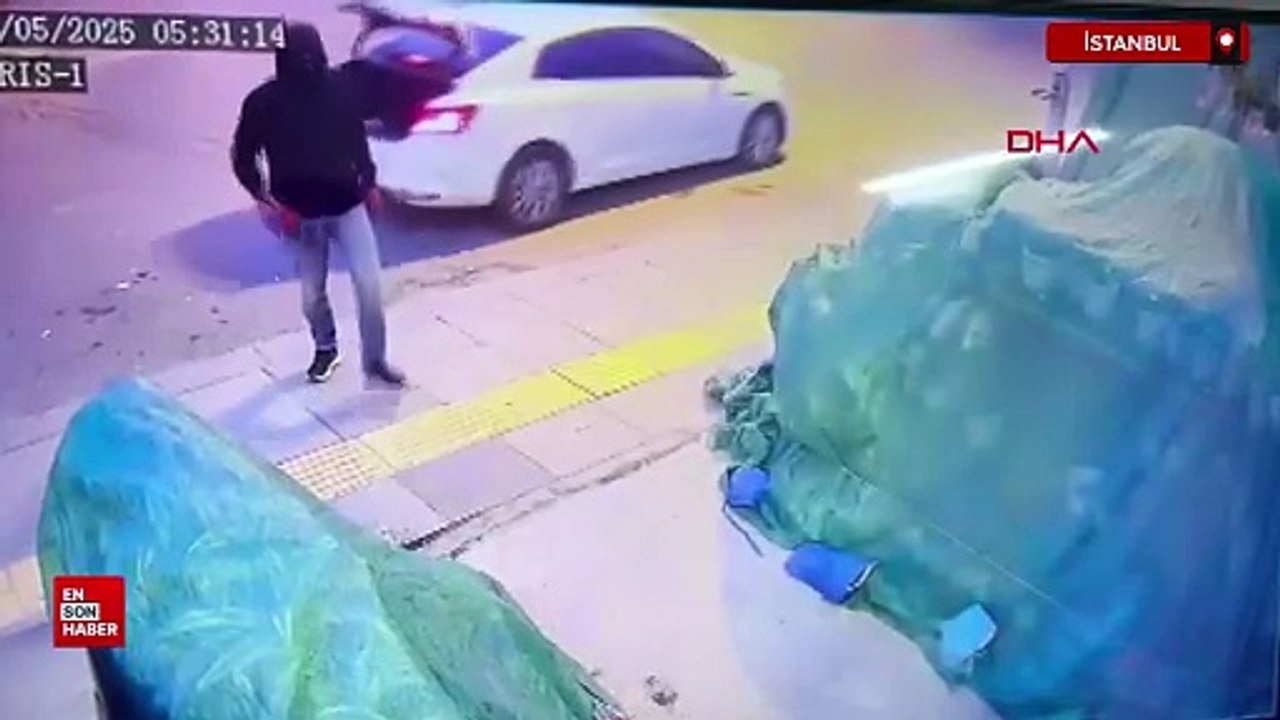 Başakşehir'de iş yerinde açamadıkları kasayı taşıyarak çaldılar