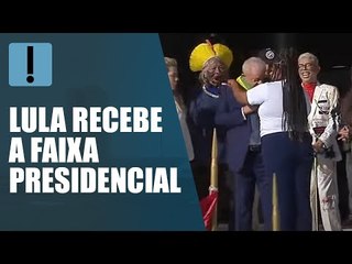 Lula recebe a faixa presidencial de representantes da sociedade civil