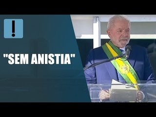 Público grita "sem anistia" enquanto Lula critica o governo Bolsonaro