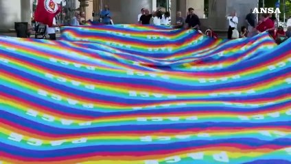 Milano, "die-in" del comitato Stop Rearm Europe per la pace a Gaza