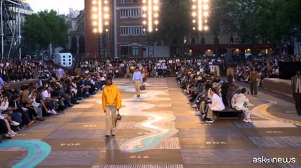 Moda, sfilata di Louis Vuitton Uomo in Place Beaubourg a Parigi