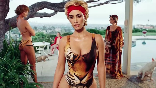La collezione mare Roberto Cavalli x Skims è un tuffo nel tempo, con Kim Kardashian e Kris Jenner