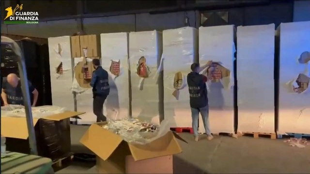 Dentro la fabbrica clandestina di sigarette a Piacenza, il video: il capannone e le tonnellate di tabacco sequestrate