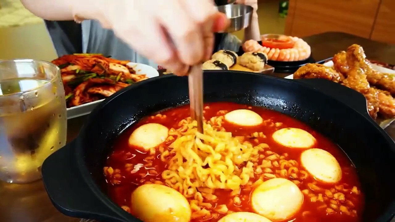 ASMR MUKBANG Fire spicy Ramyun, Fresh Kimchi (Geotjeori), Fried Chicken, Sausage, Rice ball, Shrimp