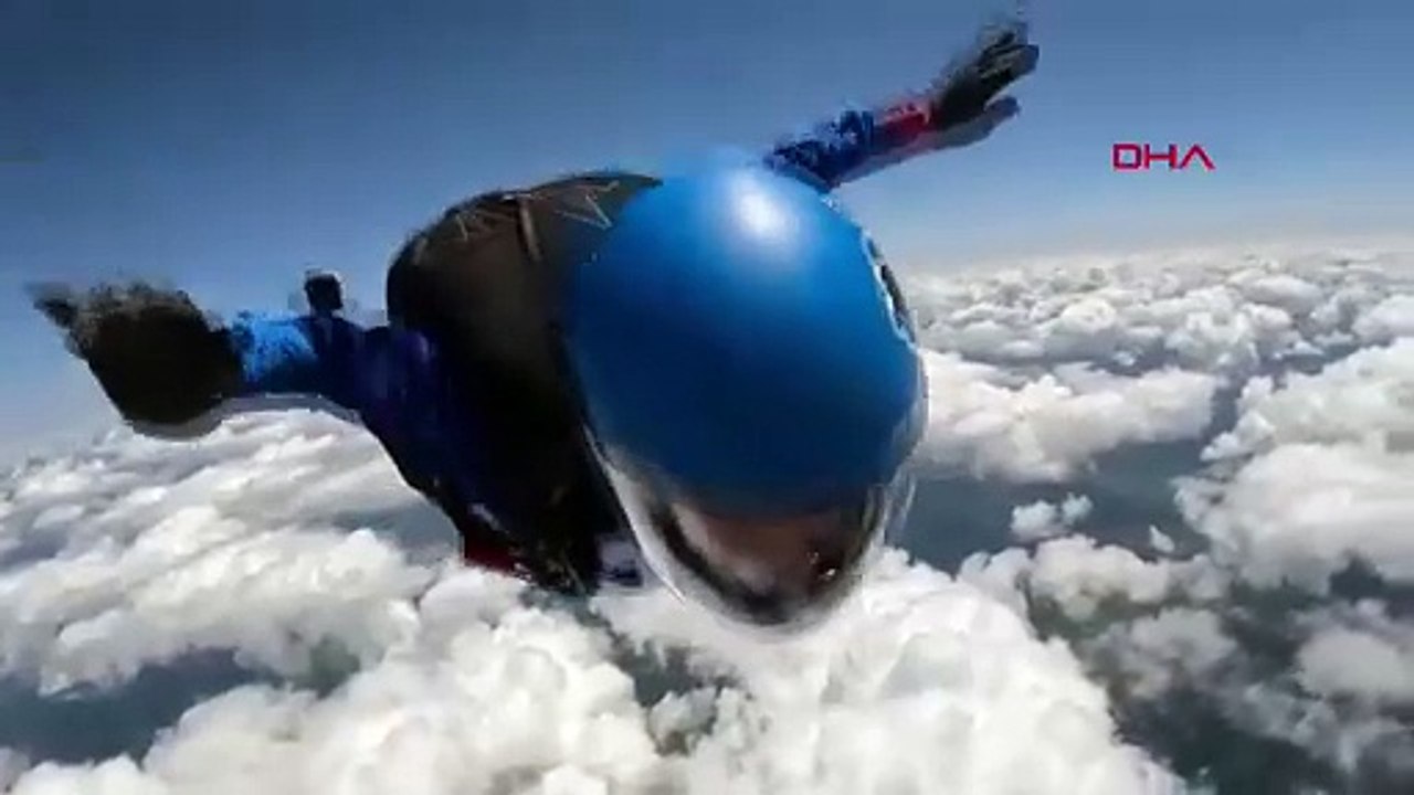 Gökyüzünde kabus! İki paraşütçü çarpıştı; biri hayatını kaybetti!