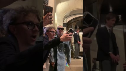 #mileycyrus fait des photos avec ses fans à Paris