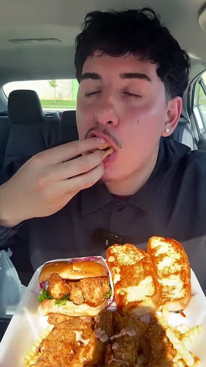 Follow for more ASMR videos🌮🍟 Credits: @blakesmunchies #mukbang #asmr #fastfood #asmreating