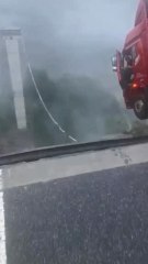Un camionero queda colgando de un puente en China