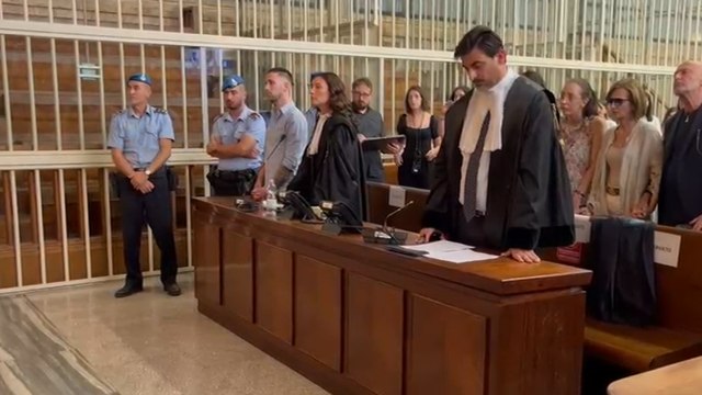 La lettura della sentenza per Impagnatiello: la Corte conferma l’ergastolo, lui batte le nocche sul tavolo poi viene portato via