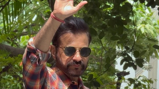 स्टाइलिश लुक में स्पॉट हुए Sanjay Kapoor!