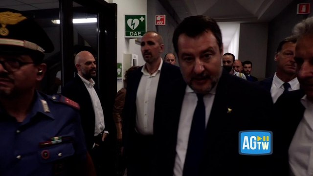 Salvini arriva in tribunale a Roma per il processo contro Saviano: gli passa accanto ma i due non si salutano