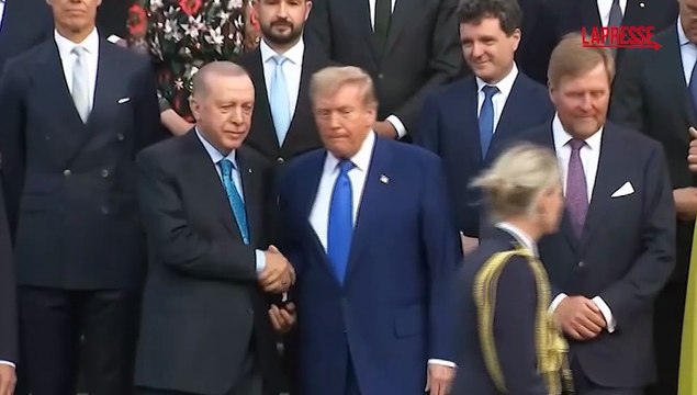 Vertice Nato, i leader posano per una foto di gruppo