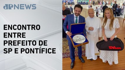 Nunes presenteia papa Leão XIV com camiseta do Palmeiras e raquete de Bia Haddad