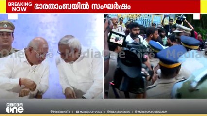 കാവിക്കൊടിയേന്തിയ ഭാരതാംബയെ പൂജിച്ച് ഗവർണർ.. പുറത്ത് പ്രതിഷേധവുമായി പാർട്ടികൾ