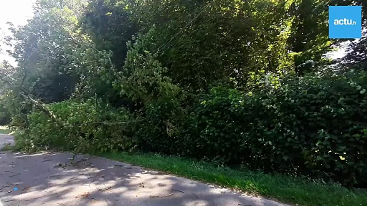 Près de Pont-Audemer la-route-de-lisieux-coupee-a-la-circulation