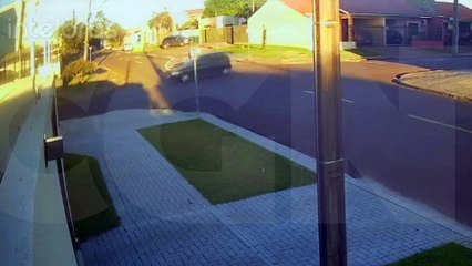 Câmera mostra momento em que ciclista é atingido por veículo no Pioneiros