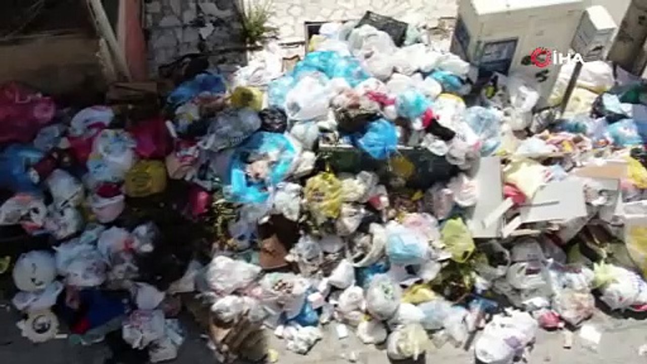 İzmir sokaklarında yine mide bulandıran manzara: Her yeri çöp dağları sardı!