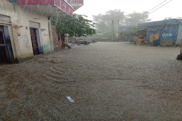 झमाझम बारिश से सडक़ें भी बनी दरिया.... देखें वीडियो.....