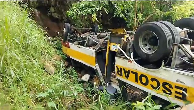 Operação tenta retirar ônibus que despencou na Serra da Barriga, em União dos Palmares