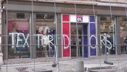 Lyon - Des banderoles "Textor dehors !" déployées, la boutique du club taguée