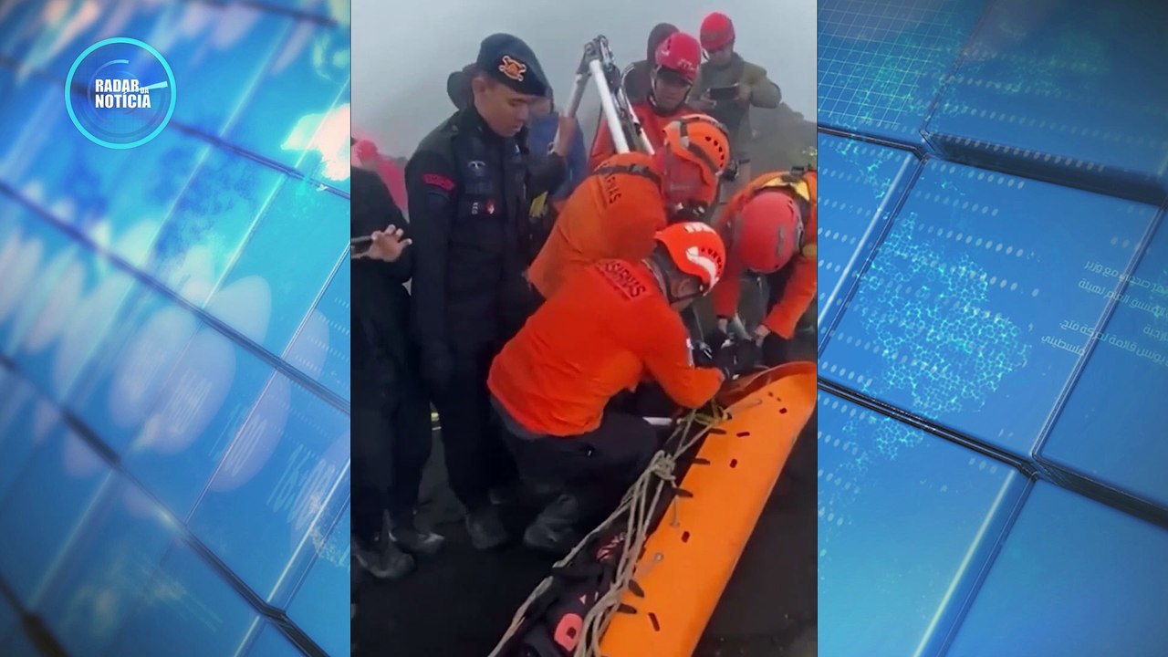 Veja momento em que corpo de Juliana Marins é resgatado de vulcão na Indonésia