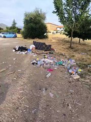 El entorno del colegio de Palazuelos, lleno de basura diez días después de las Fiestas