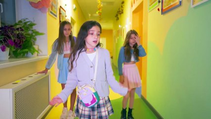 كميل وميلانا لم يعودا زوجين! 💔 تلميذ غني يرشى الفتيات في المدرسة | KiKiDo Campus Arabic | الحلقة 20