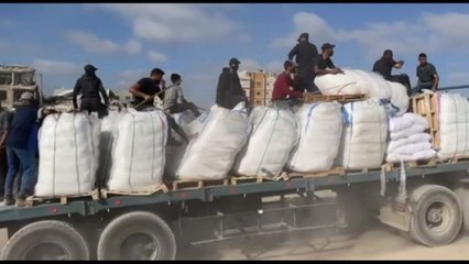 Gaza, abitanti proteggono camion di aiuti che entrano nella Striscia