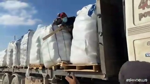 Gaza, abitanti proteggono camion di aiuti che entrano nella Striscia