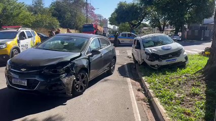 Colisão entre carros deixa idosa ferida em cruzamento movimentado de Umuarama